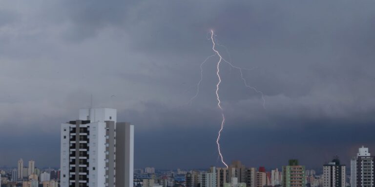 São Paulo ainda tem mais de 45 mil imóveis sem luz devido às chuvas