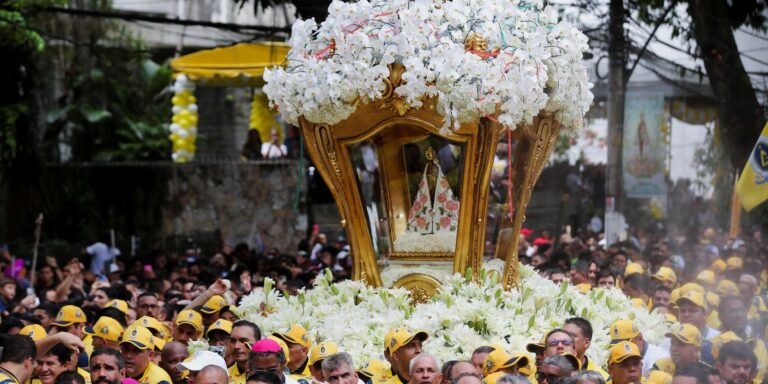 Procissão do Recírio reúne milhares de fiéis em Belém