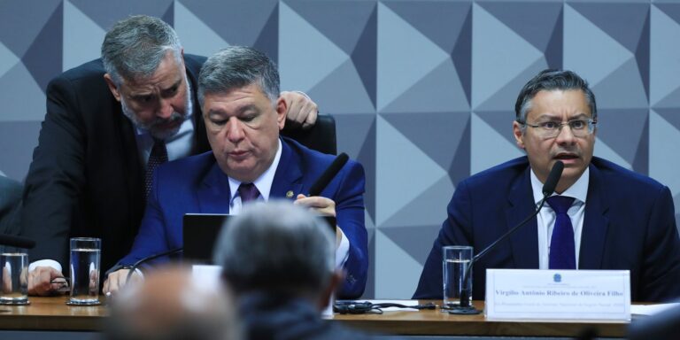 Ex-procurador do INSS não responde perguntas do relator na CPMI