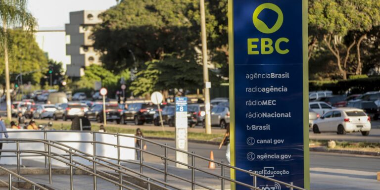 Agência Brasil e jornalistas da EBC recebem prêmio na área de economia