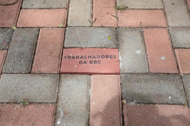 São Paulo (SP), 26/10/2025 - Inauguração do “Calçadão do Reconhecimento“, A  Praça Memorial Vladimir Herzog recebe a instalação dos primeiros 51 tijolos com os nomes dos homenageados na categoria Prêmio Especial, criada em 2009 pelo Prêmio Jornalistico Vladimir Herzog de Anistia e Direitos Humanos. A ação marca a primeira etapa do Calçadão do Reconhecimento, obra que conclui o projeto original da Praça Memorial Vladimir Herzog, concebido por Elifas Andreato e anunciado por Clarice Herzog em 2011, durante a renomeação do espaço. Ao todo, 1.625 nomes de ganhadores do Prêmio, de 1979 a 2025, farão parte do Calçadão. Foto: Paulo Pinto/Agência Brasil