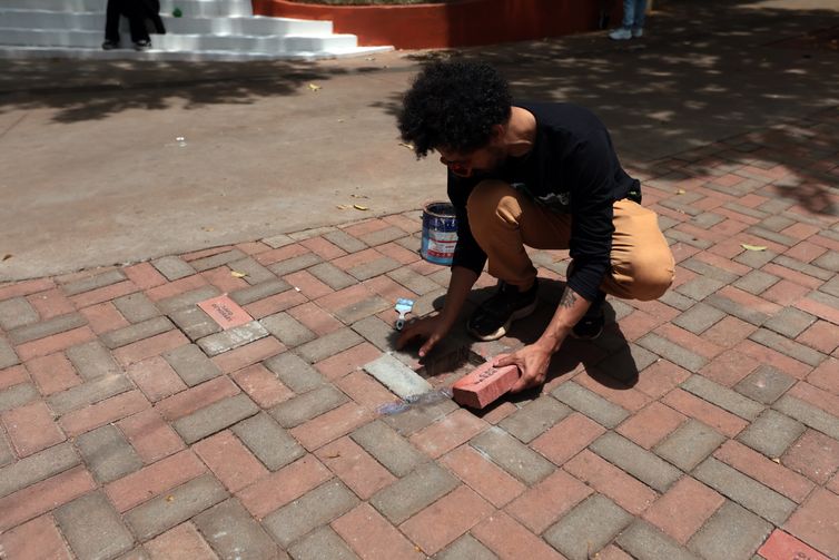 São Paulo (SP), 26/10/2025 - Inauguração do “Calçadão do Reconhecimento“, A  Praça Memorial Vladimir Herzog recebe a instalação dos primeiros 51 tijolos com os nomes dos homenageados na categoria Prêmio Especial, criada em 2009 pelo Prêmio Jornalistico Vladimir Herzog de Anistia e Direitos Humanos. A ação marca a primeira etapa do Calçadão do Reconhecimento, obra que conclui o projeto original da Praça Memorial Vladimir Herzog, concebido por Elifas Andreato e anunciado por Clarice Herzog em 2011, durante a renomeação do espaço. Ao todo, 1.625 nomes de ganhadores do Prêmio, de 1979 a 2025, farão parte do Calçadão. Foto: Paulo Pinto/Agência Brasil