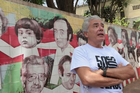 São Paulo (SP), 26/10/2025 - Ivo Herzog participa de inauguração do “Calçadão do Reconhecimento“, A  Praça Memorial Vladimir Herzog recebe a instalação dos primeiros 51 tijolos com os nomes dos homenageados na categoria Prêmio Especial, criada em 2009 pelo Prêmio Jornalistico Vladimir Herzog de Anistia e Direitos Humanos. A ação marca a primeira etapa do Calçadão do Reconhecimento, obra que conclui o projeto original da Praça Memorial Vladimir Herzog, concebido por Elifas Andreato e anunciado por Clarice Herzog em 2011, durante a renomeação do espaço. Ao todo, 1.625 nomes de ganhadores do Prêmio, de 1979 a 2025, farão parte do Calçadão. Foto: Paulo Pinto/Agência Brasil