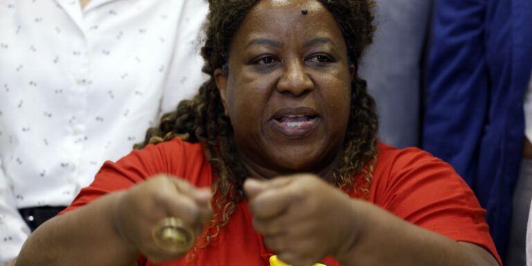 Ministra quer perícia independente após reunião com famílias no Rio