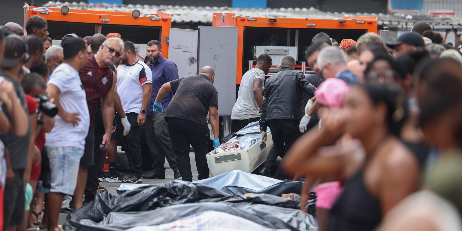 Rio de Janeiro (RJ), 29/10/2025 - Dezenas de corpos são trazidos por moradores para a Praça São Lucas, na Penha, zona norte do Rio de Janeiro. Operação Contenção.
Foto: Tomaz Silva /Agência Brasil