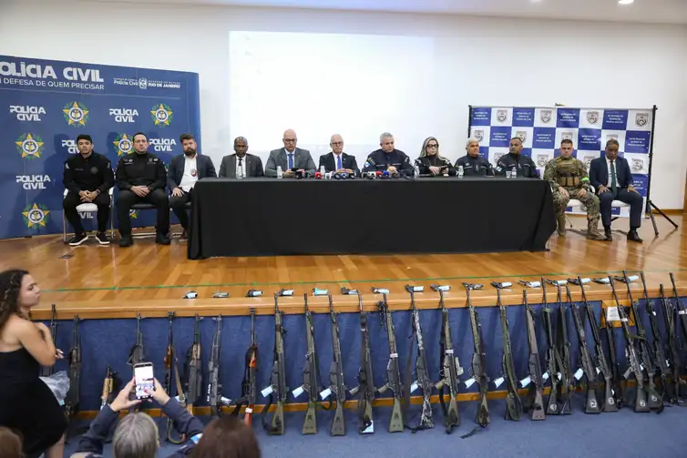 Rio de Janeiro (RJ), 26/10/2025 – Mesa com autoridades do Estado do Rio de Janeiro durante coletiva de imprensa sobre a Operação Contenção na Cidade da Polícia, no Rio de Janeiro. Foto: Tomaz Silva/Agência Brasil