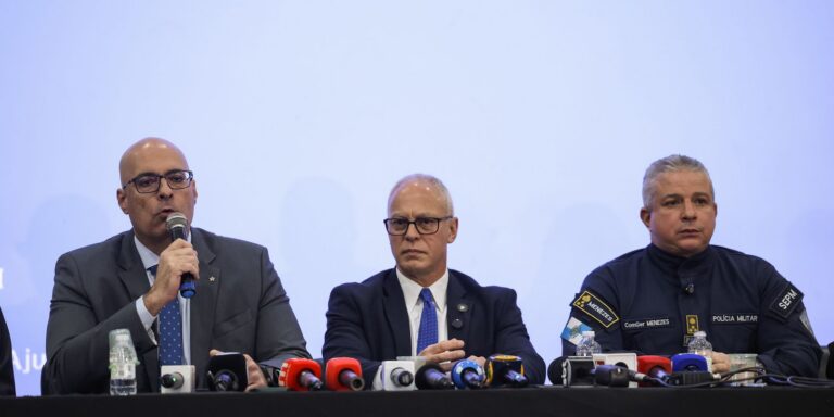 Governo do Rio estima 119 mortes; moradores retiram corpos da mata