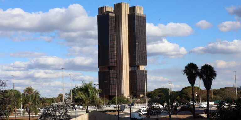 Inflação de 2025 ficará abaixo do teto da meta, em 4,46%