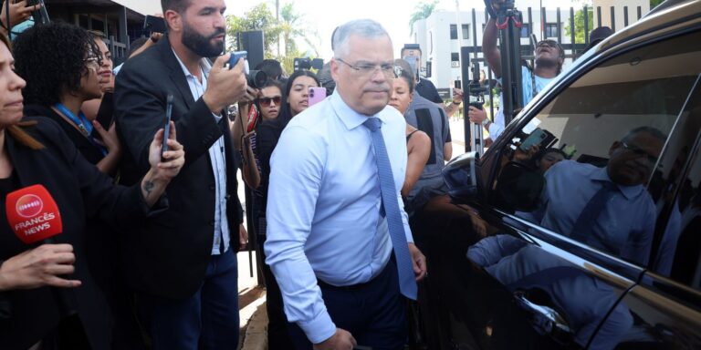 Defesa de Bolsonaro diz que tornozeleira humilha e nega plano de fuga