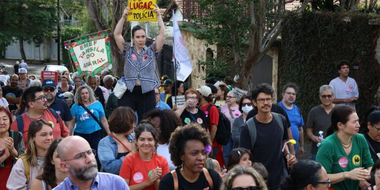 Manifestantes protestam contra entrada de PMs armados em escola de SP