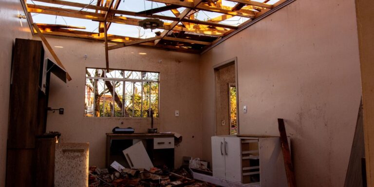 Após tornado, Rio Bonito do Iguaçu começa trabalhos de reconstrução