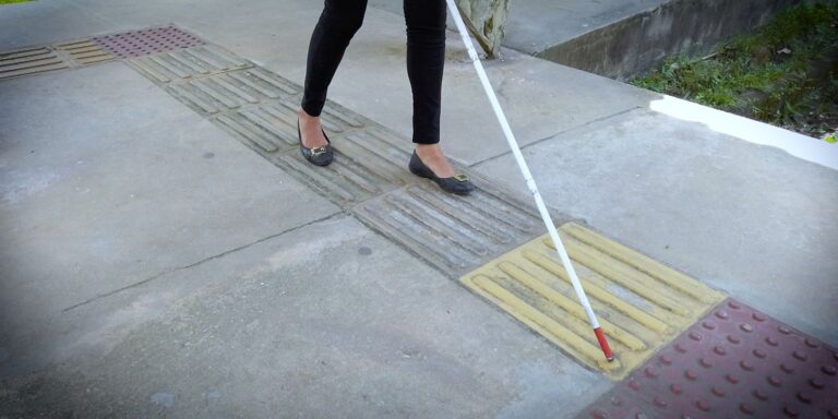 Hoje é Dia: Dezembro Vermelho, pessoas com deficiência e samba em foco