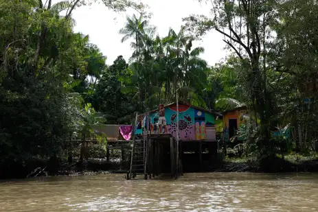Belém (PA) 15/12/2024 – A Ilha do Combú, banhada pelo Rio Guamá, é uma Área de Proteção Ambiental (APA) e destino turístico amazônico na região insular de Belém, habitada por comunidades tradicionais que vivem de pesca, artesanato, turismo e produção de açaí. É acessada através de barcos que partem com passageiros do Terminal Hidroviário Ruy Barata. Foto: Fernando Frazão/Agência Brasil