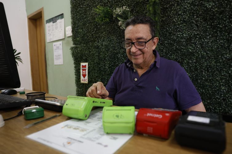 Rio de Janeiro (RJ), 12/01/2025 – Edmilson Rocha, do restaurante Sol Gatronomia, fala sobre o novo decreto que moderniza o Programa de Alimentação do Trabalhador (PAT) e traz novas regras ao sistema de vale-alimentação e vale-refeição. Foto: Fernando Frazão/Agência Brasil