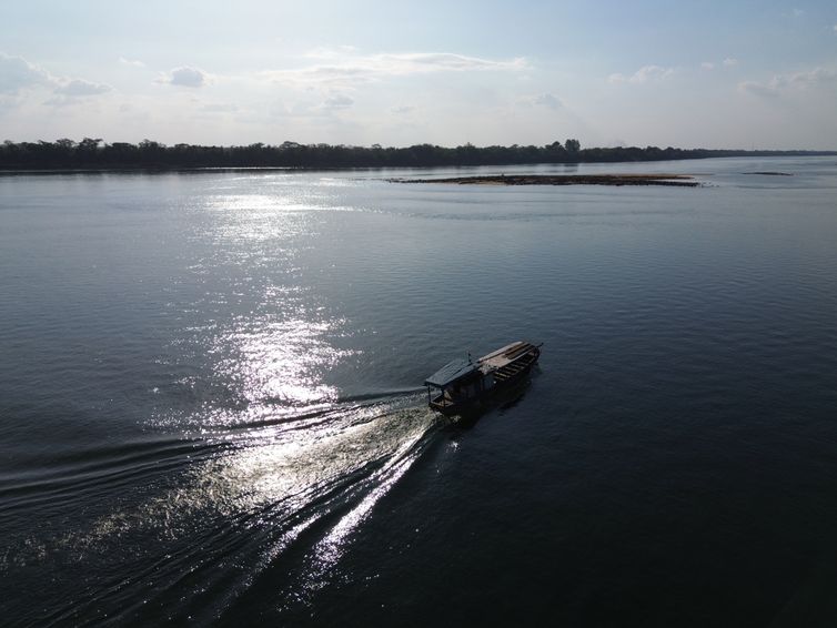 Imperatriz (MA), 13/10/2025 – Vista de pescadores em atividade nas águas do Rio Tocantins. Foto: Fernando Frazão/Agência Brasil