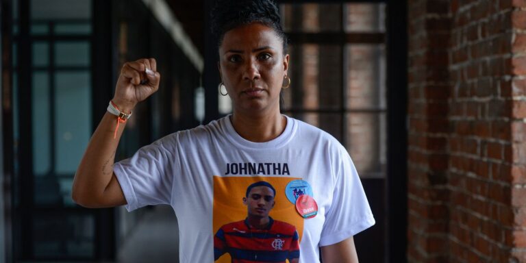 Prêmio internacional reconhece mãe de jovem morto pela polícia do Rio