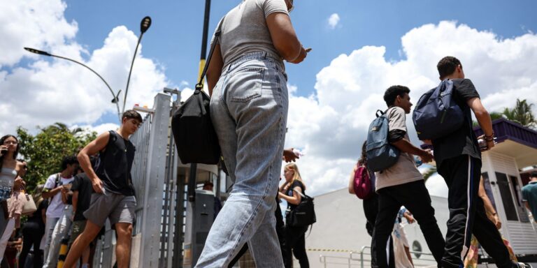 No DF, candidatos do Enem chegam cedo sob sol forte e ansiedade