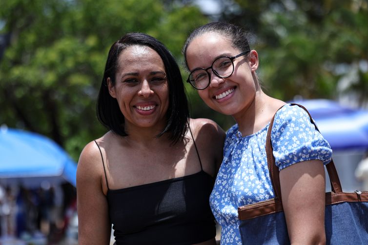 Brasília (DF), 16/11/2025 - Kris de Jesus e a filha, Luiza de Jesus Matos, durante entrevista antes da realização do segundo dia do Exame Nacional do Ensino Médio (Enem) 2025. Foto: Marcelo Camargo/Agência Brasil