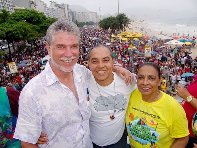 Rio de Janeiro (RJ), 14/11/2025 – John MacCarthy (esquerda), Jorge Caê Rodrigues e Gilza, na Parada LGBTI+ do Rio em 2009
Foto: Jorge Caê Rodrigues/Arquivo Pessoal