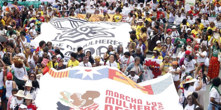 Com cerca de 300 mil pessoas, Marcha das Mulheres Negras toma Brasília