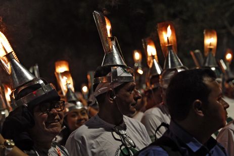 Belém (PA), 13/11/2025 - Lideranças extrativistas e apoiadores usando porangas na cabeça, participam da marcha 
