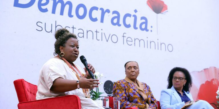 Macaé Evaristo estimula mulheres a disputar espaço em todos os lugares