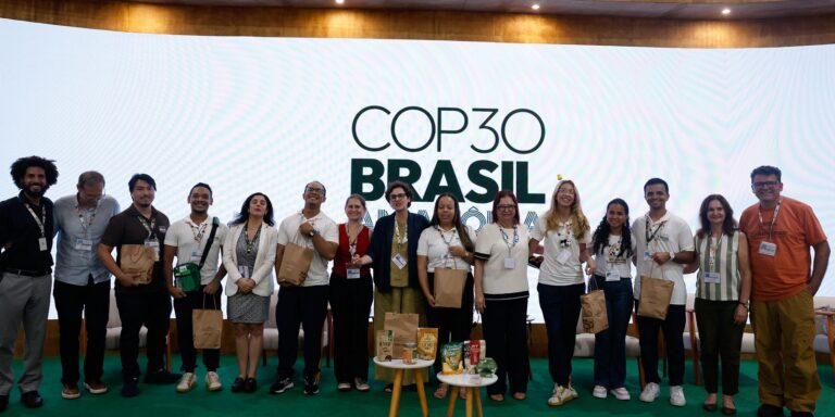 Voluntários da COP30 recebem kit de alimentos da agricultura familiar