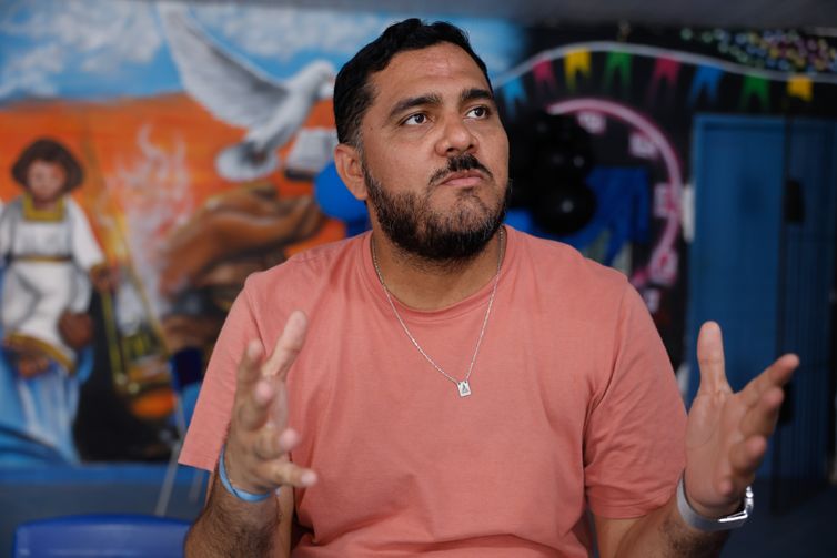 Belém (PA), 18/11/2025 - Gerson Siqueira, presidente da Associação de Moradores da Vila da Barca (AMVB), na comunidade da Vila da Barca, erguida  em construções de palafitas na baía do rio Guajará. Foto: Tânia Rêgo/Agência Brasil