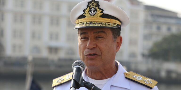 Almirante Gariner estava em academia quando foi preso pela PF