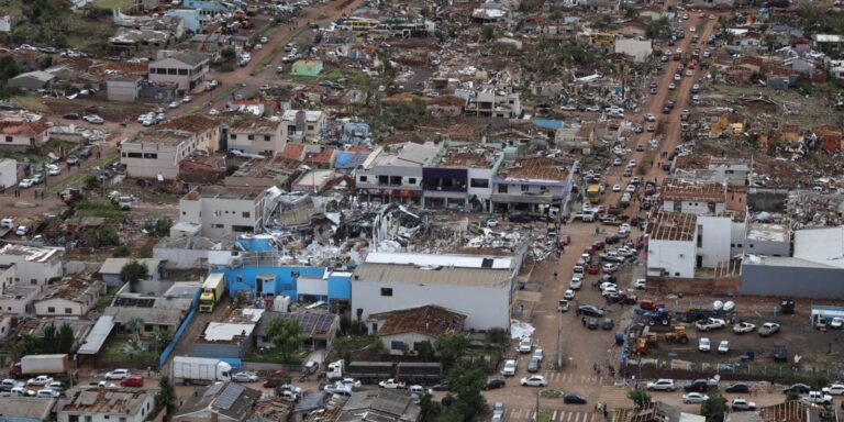 Cidade devastada por tornado tem 2 mil sem luz; 32 seguem internados