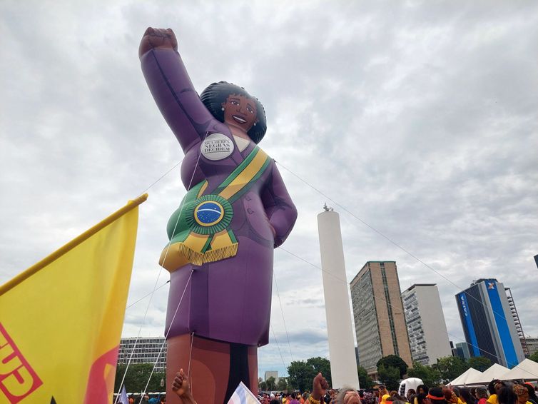 Brasília (DF), 25/11/2025 – Boneco inflável na Marcha da Mulheres Negras, realizado na Esplanada dos Ministérios.
Foto: Daniella Almeida/Agência Brasil