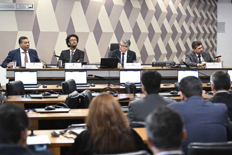 Comissão de Constituição, Justiça e Cidadania (CCJ) promove audiência pública interativa destinada a instruir o Projeto de Lei 5.582/2025, que estabelece o marco legal do combate ao crime organizado, definindo novas regras penais e processuais para enfrentar estruturas criminosas complexas, e atualiza dispositivos do Código Penal, da Lei de Execução Penal e de normas especiais que tratam de organizações criminosas. 

Mesa: 
conselheiro nacional de Política Criminal e Penitenciária (CNPCP), Bruno Dias Candido; 
diretor-adjunto da Conectas Direitos Humanos, Gabriel Sampaio; 
relator do REQ 56/2025-CCJ, senador Alessandro Vieira (MDB-SE); 
secretário executivo do Banco Central do Brasil, Rogerio Antonio Lucca. 

Foto: Edilson Rodrigues/Agência Senado