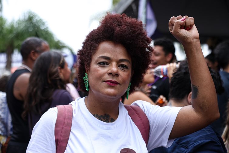 Brasília (DF), 07/12/2025 - Leonor Costa durante ato do Levante Mulheres Vivas, na área central de Brasília, para denunciar o feminicídio e todas as formas de violência contra mulheres. Foto: Marcelo Camargo/Agência Brasil