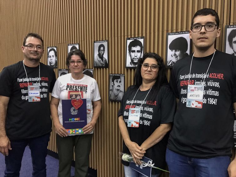 Brasília (DF), 06/12/2025 - Cerimônia de entrega certidões de óbito retificadas a familiares de mortos e desaparecidos na ditadura, durante o II Encontro Nacional de Familiares de Pessoas Mortas e Desaparecidas Políticas (II ENAFAM). 
Foto: Luiz Cláudio/Agência Brasil
