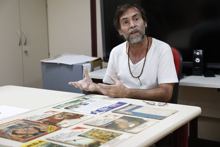 Rio de Janeiro (RJ), 10/12/2025 – Túlio Saeta, da Divisão de Processamento Técnico de Documentos Privados do Arquivo Nacional, fala sobre a doação recebida de documentos sobre religiosidade afro-brasileira e cultura iorubá. Foto: Fernando Frazão/Agência Brasil