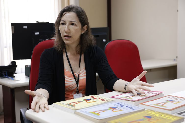 Rio de Janeiro (RJ), 10/12/2025 – Mara Luci de Araújo, da Coordenação de Documentos Escritos do Arquivo Nacional, fala sobre a doação recebida de documentos sobre religiosidade afro-brasileira e cultura iorubá. Foto: Fernando Frazão/Agência Brasil