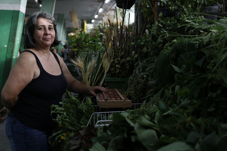 Rio de Janeiro (RJ), 16/12/2025 – Elisabete Monteito trabalha com comércio de ervas para banhos energéticos e espirituais no Mercadão de Madureira. Foto: Fernando Frazão/Agência Brasil