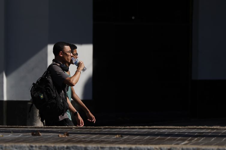 Rio de Janeiro (RJ), 26/12/2025 – Pessoas cuidam da hidratação em dia de calor no Rio de Janeiro. Foto: Fernando Frazão/Agência Brasil