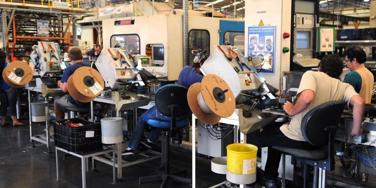 Produção industrial reverte queda e sobe 0,1% em outubro, mostra IBGE