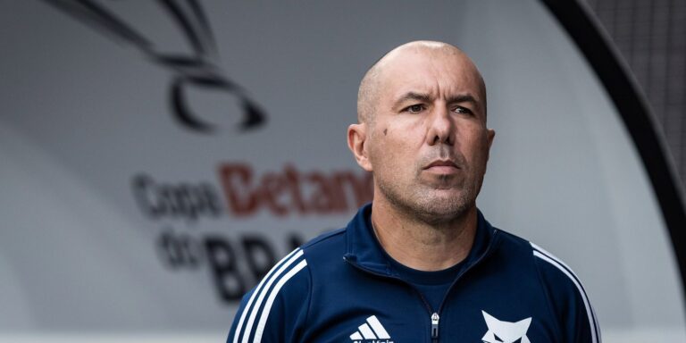 Cruzeiro anuncia saída de Leonardo Jardim após revés na Copa do Brasil