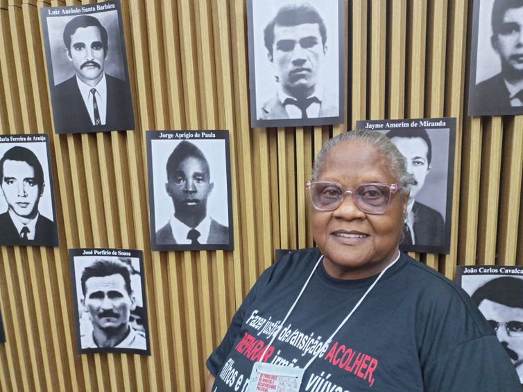 Brasília (DF), 06/12/2025 - Maria de Fátima Marinelli, de 68 anos.
Cerimônia de entrega certidões de óbito retificadas a familiares de mortos e desaparecidos na ditadura, durante o II Encontro Nacional de Familiares de Pessoas Mortas e Desaparecidas Políticas (II ENAFAM). 
Foto: Luiz Cláudio/Agência Brasil