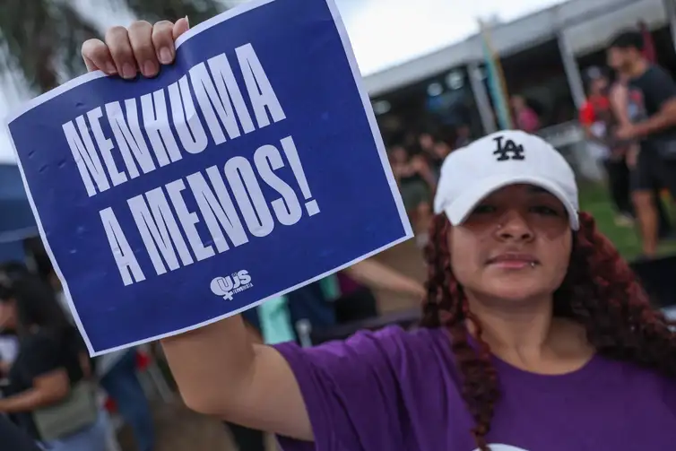 Brasília (DF), 07/12/2025 - O Levante Mulheres Vivas realiza ato na área central de Brasília para denunciar o feminicídio e todas as formas de violência contra mulheres.
 Foto: Marcelo Camargo/Agência Brasil