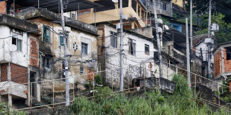 Quase 20% da população de favelas vivem em vias onde não passam carros