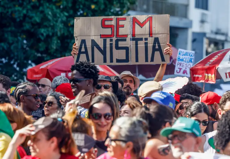 Rio de Janeiro (RJ), 14/12/2025 -Manifestantes fazem ato na orla de Copacabana contra PL da Dosimetria e outros temas em votação no congresso nacional. Foto: Tânia Rego/Agência Brasil