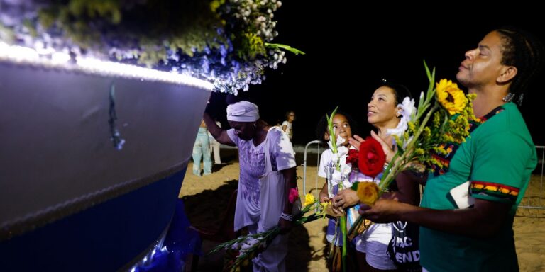Umbanda faz culto à Iemanjá na véspera do réveillon no Rio