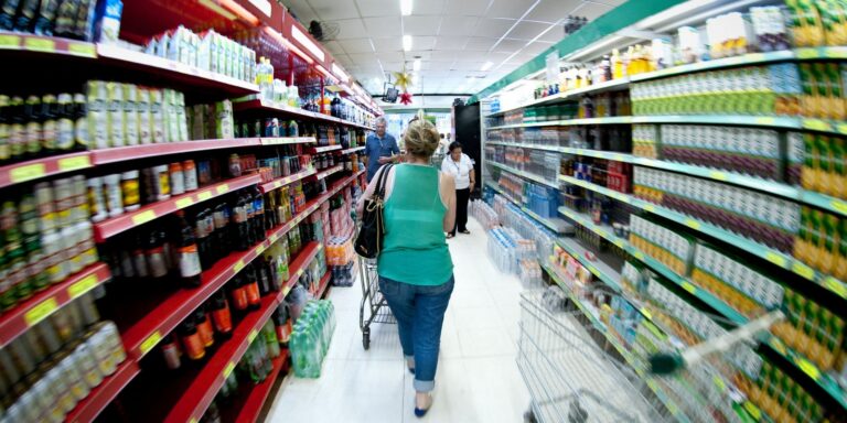 Preço da cesta básica de alimentos cai em 24 capitais, diz pesquisa