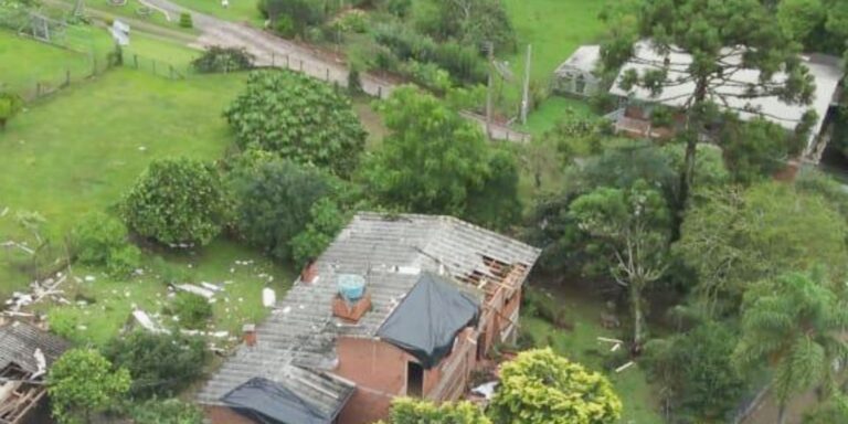 Tornado destelha escola e residências no Rio Grande do Sul