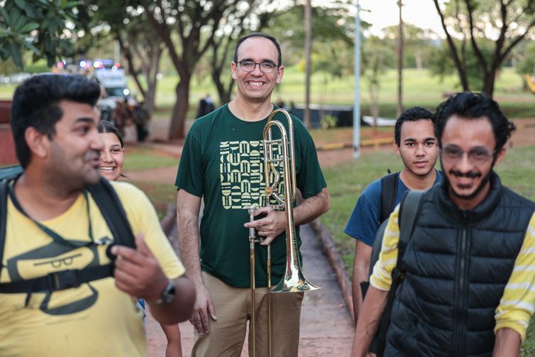Brasília (DF), 17/01/2026 – Musico Lucas Borges com seu trombone.
Curso de verão na escola de música de Brasília.
Foto: Joédson Alves/Agência Brasil