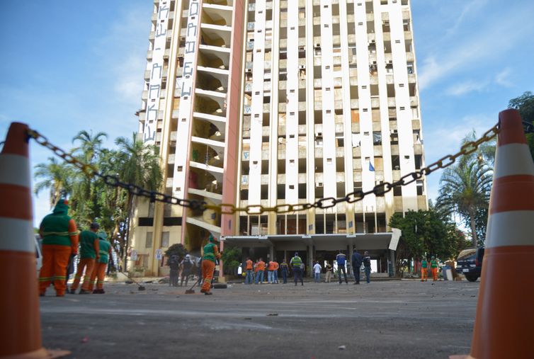 Brasília - Cerca de 200 homens participaram da operação de desocupação do Torre Palace Hotel, ocupado por integrantes do Movimento Resistência Popular desde outubro do ano passado (José Cruz/Agência Brasil)