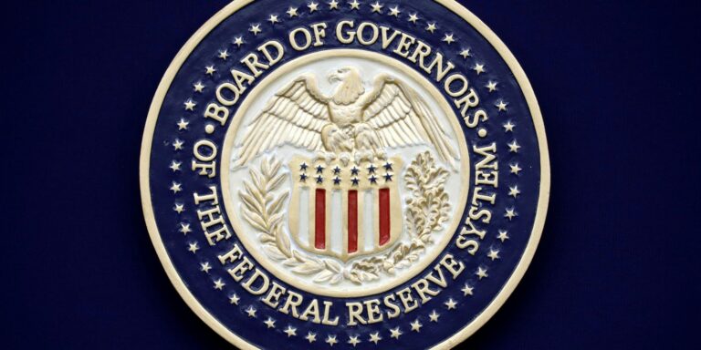 Trump usa acusação criminal como chantagem para reduzir juros, diz FED